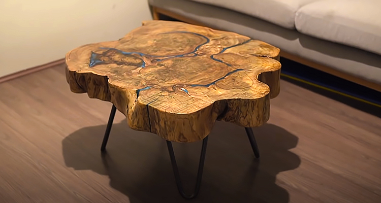 Журнальный столик из дерева и смолы
